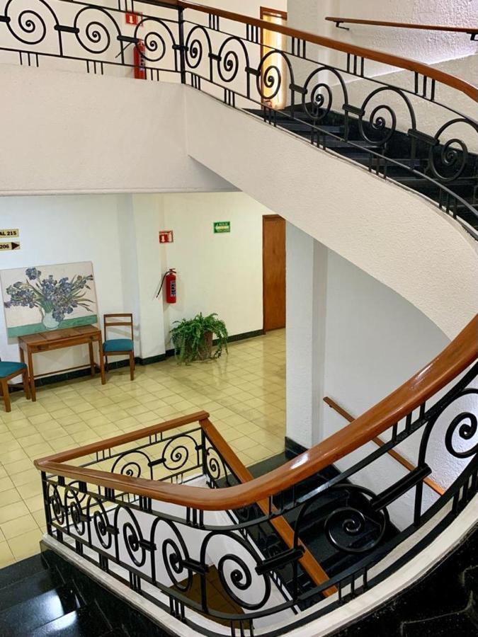 Hotel Capri De Leon Mexico Bagian luar foto