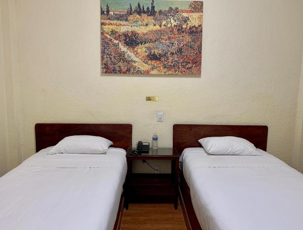 Hotel Capri De Leon Mexico Bagian luar foto
