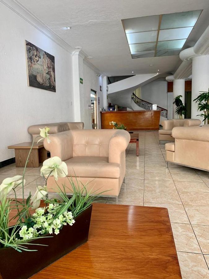 Hotel Capri De Leon Mexico Bagian luar foto