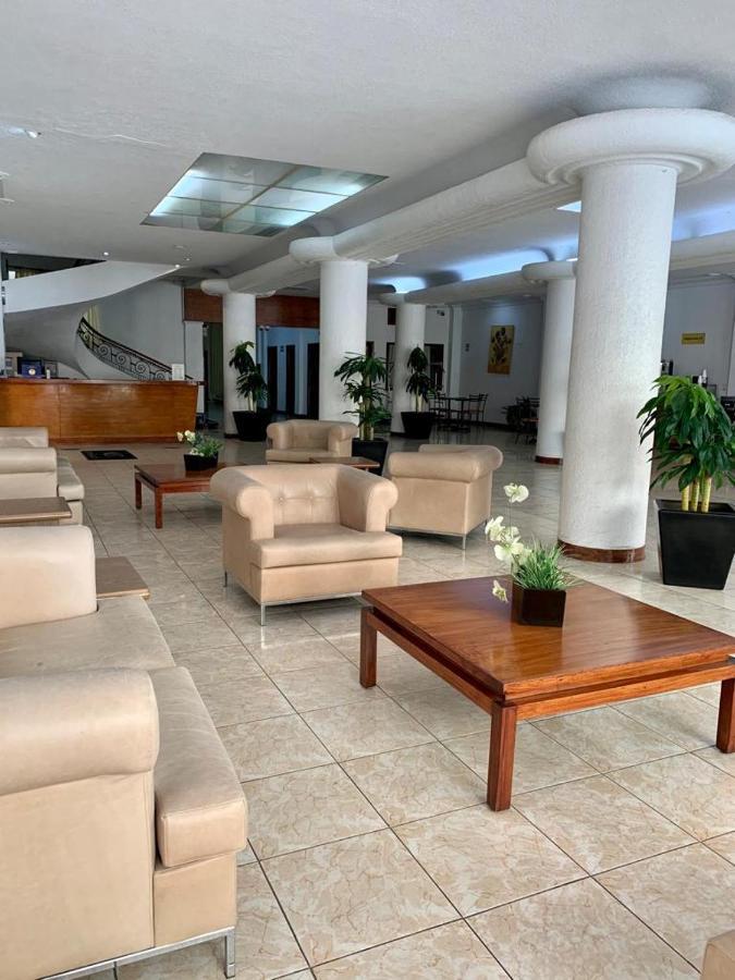 Hotel Capri De Leon Mexico Bagian luar foto